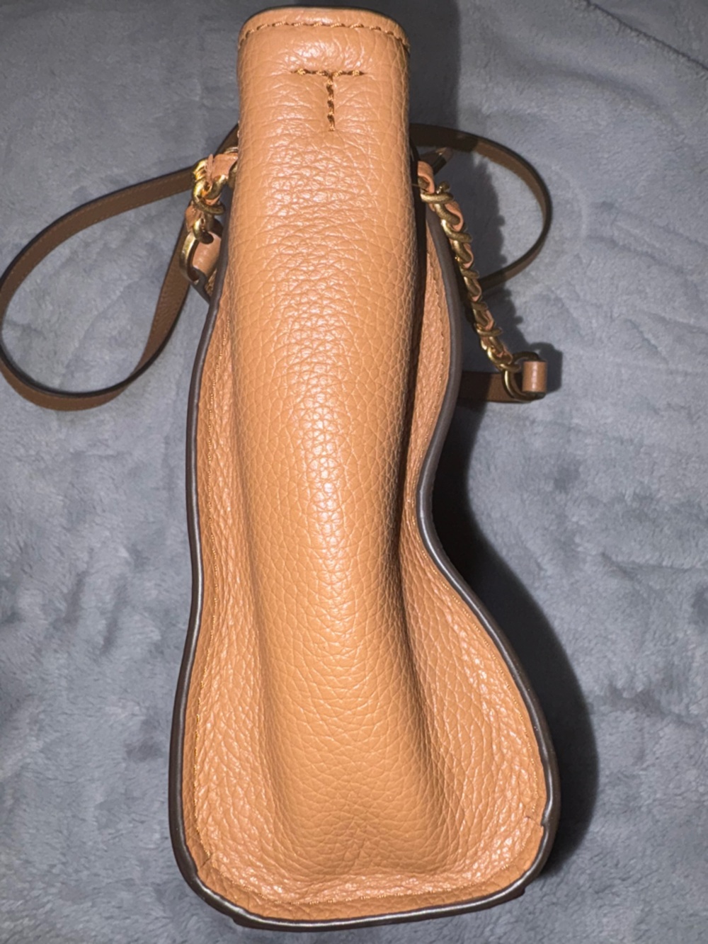 Tory Burch Brown Pebbled Leather Shoulder Bag with Gold Logo - Picture 4 of 15